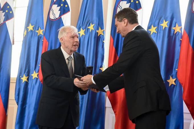 Predsednik Republike Slovenije Borut Pahor je Dragu Štoki vročil odlikovanje medaljo za zasluge na slovesnosti v Predsedniški palači